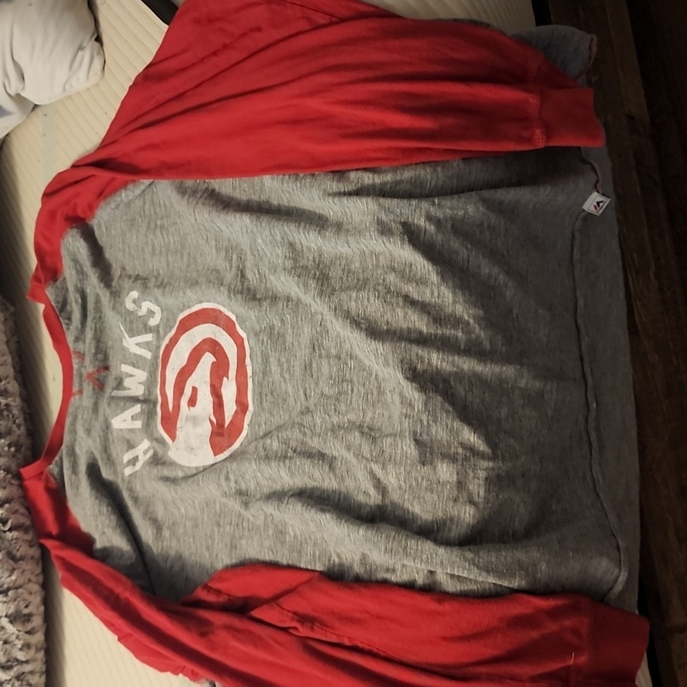 Men's Atlanta Hawks shirt.